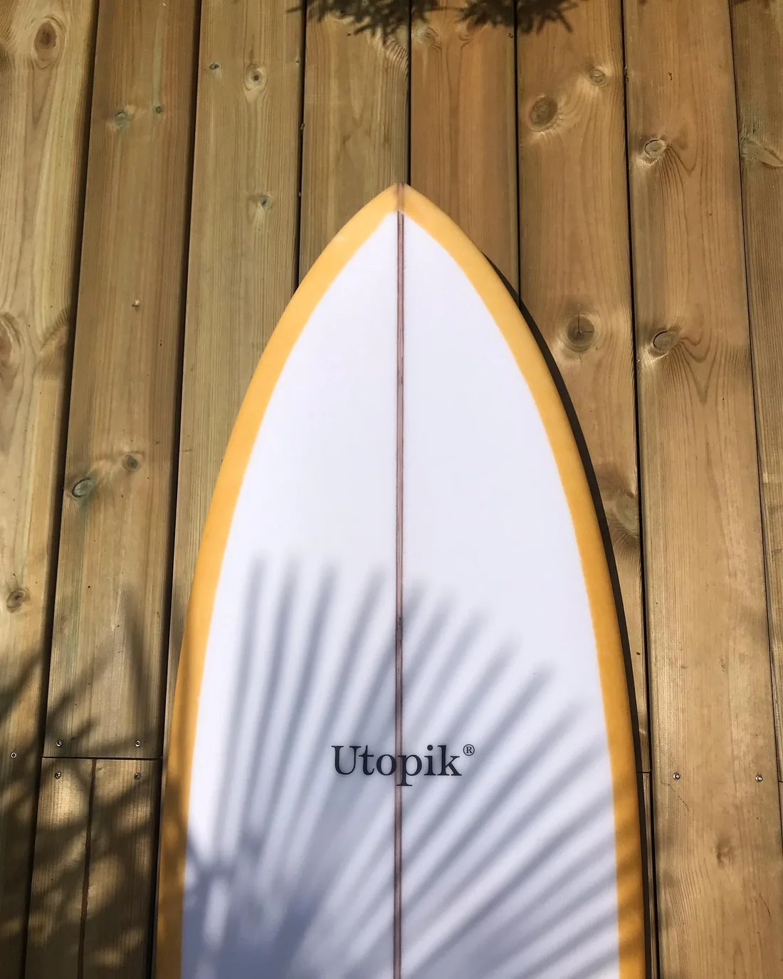 Planche Utopik posée sur un ponton en bois