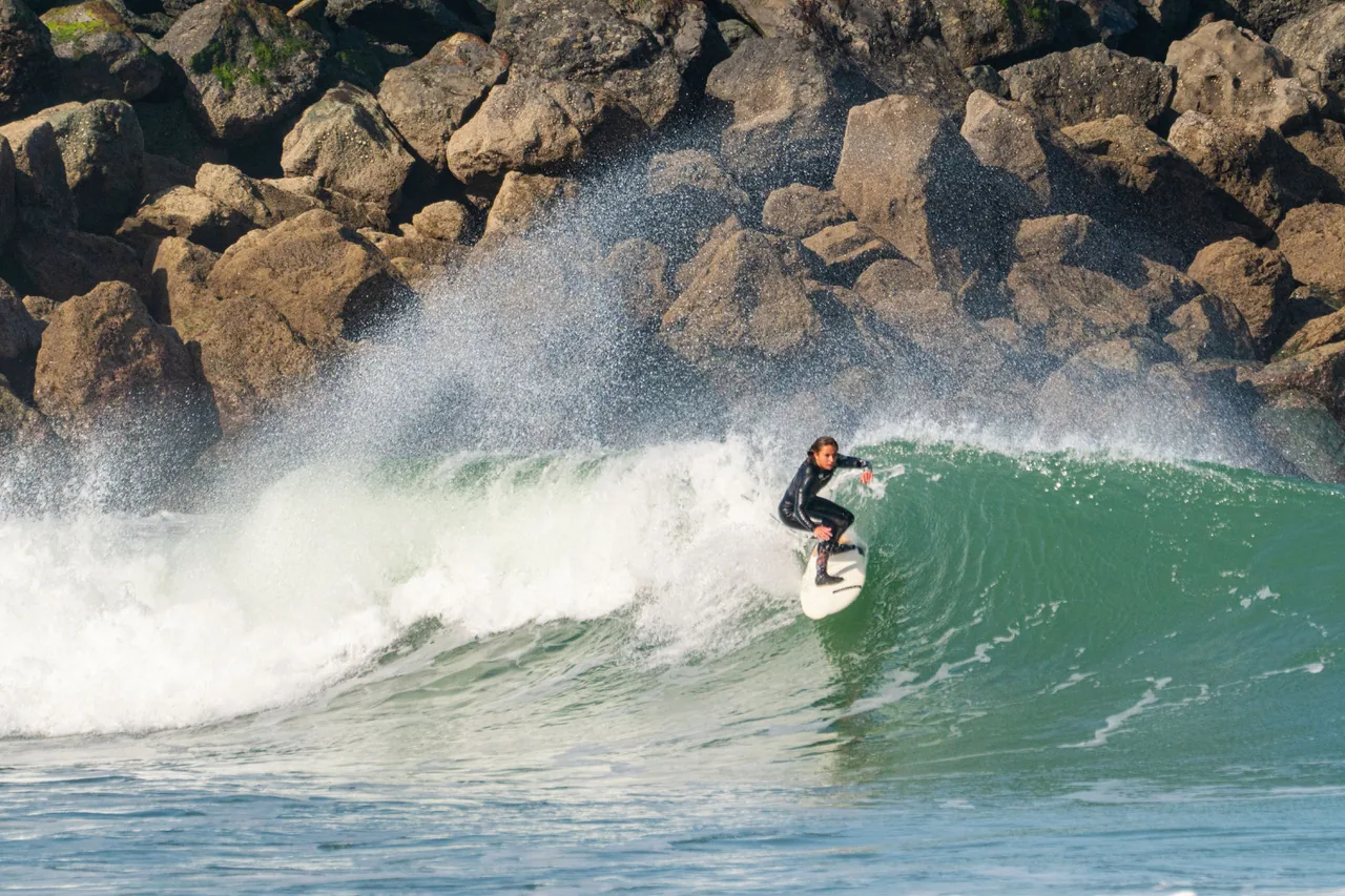 Surfeuse en action avec une planche Utopik